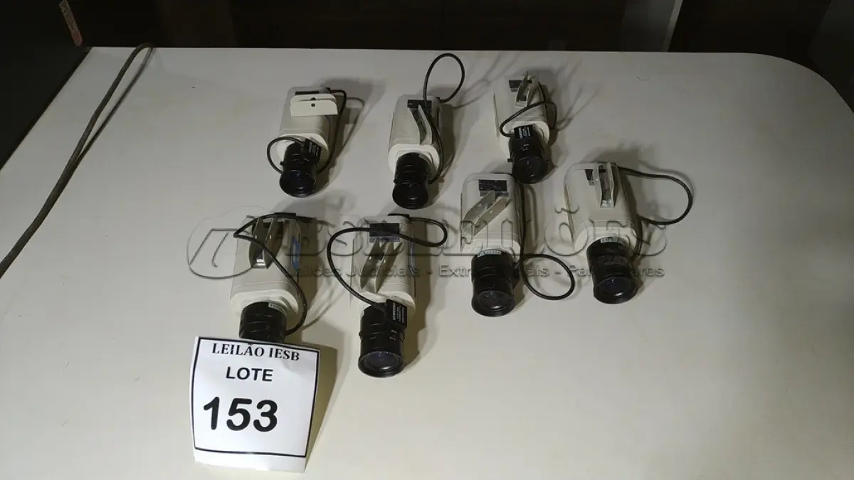 LOTE 153 - 07 CÂMERAS DE SEGURANÇA. (NO ESTADO) ATENÇÃO! FAZER A VISITAÇÃO ANTES DE ARREMATAR, NÃO SABEMOS SE FUNCIONA, LEILÃO NÃO TEM GARANTIA E NEM DEVOLUÇÃO, SUJEITO A POSSÍVEIS AVARIAS VISÍVEIS/OCULTAS E/OU AUSÊNCIA DE COMPONENTES.