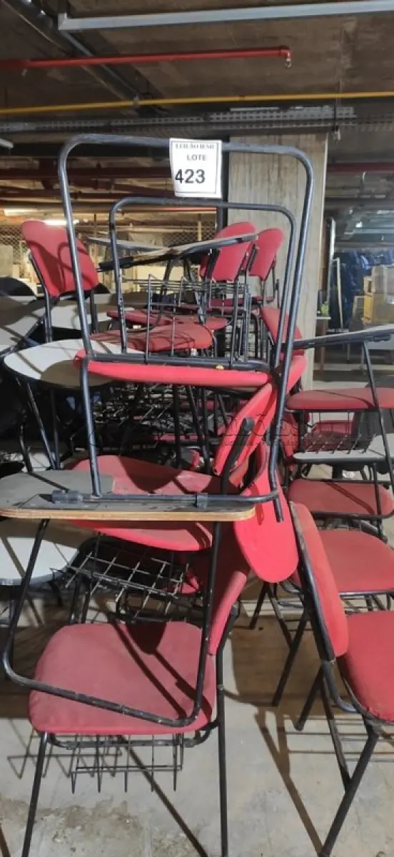 LOTE 423 - 17 CADEIRAS UNIVERSITÁRIAS. (NO ESTADO) ATENÇÃO! FAZER A VISITAÇÃO ANTES DE ARREMATAR, NÃO SABEMOS SE FUNCIONA, LEILÃO NÃO TEM GARANTIA E NEM DEVOLUÇÃO, SUJEITO A POSSÍVEIS AVARIAS VISÍVEIS/OCULTAS E/OU AUSÊNCIA DE COMPONENTES.