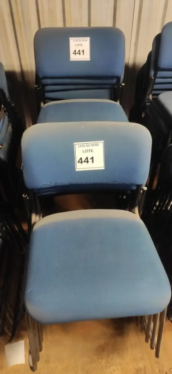 LOTE 441 - 15 CADEIRAS FIXA NA COR AZUL. (NO ESTADO) ATENÇÃO! FAZER A VISITAÇÃO ANTES DE ARREMATAR, NÃO SABEMOS SE FUNCIONA, LEILÃO NÃO TEM GARANTIA E NEM DEVOLUÇÃO, SUJEITO A POSSÍVEIS AVARIAS VISÍVEIS/OCULTAS E/OU AUSÊNCIA DE COMPONENTES.