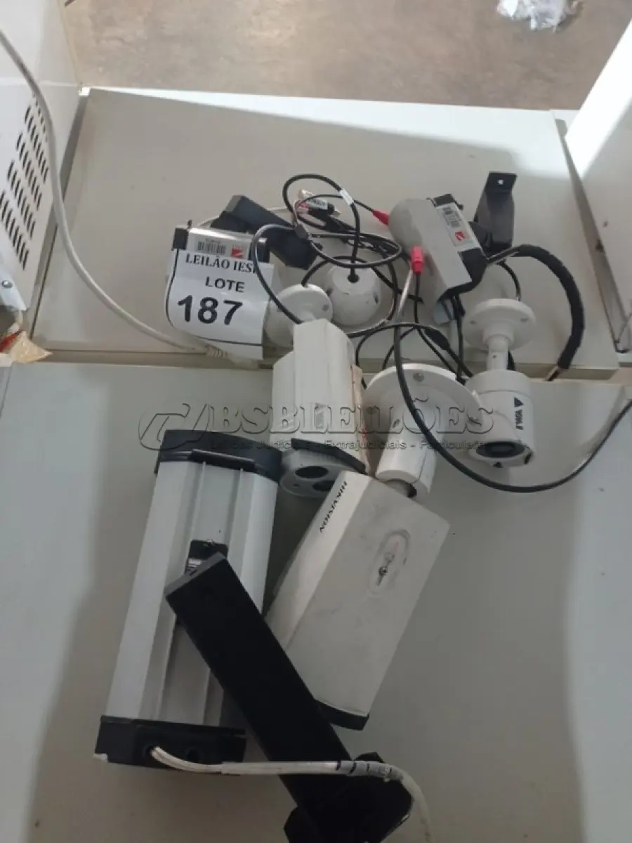 LOTE 187 - 06 CÂMERAS DE SEGURANÇA. (NO ESTADO) ATENÇÃO! FAZER A VISITAÇÃO ANTES DE ARREMATAR, NÃO SABEMOS SE FUNCIONA, LEILÃO NÃO TEM GARANTIA E NEM DEVOLUÇÃO, SUJEITO A POSSÍVEIS AVARIAS VISÍVEIS/OCULTAS E/OU AUSÊNCIA DE COMPONENTES.
