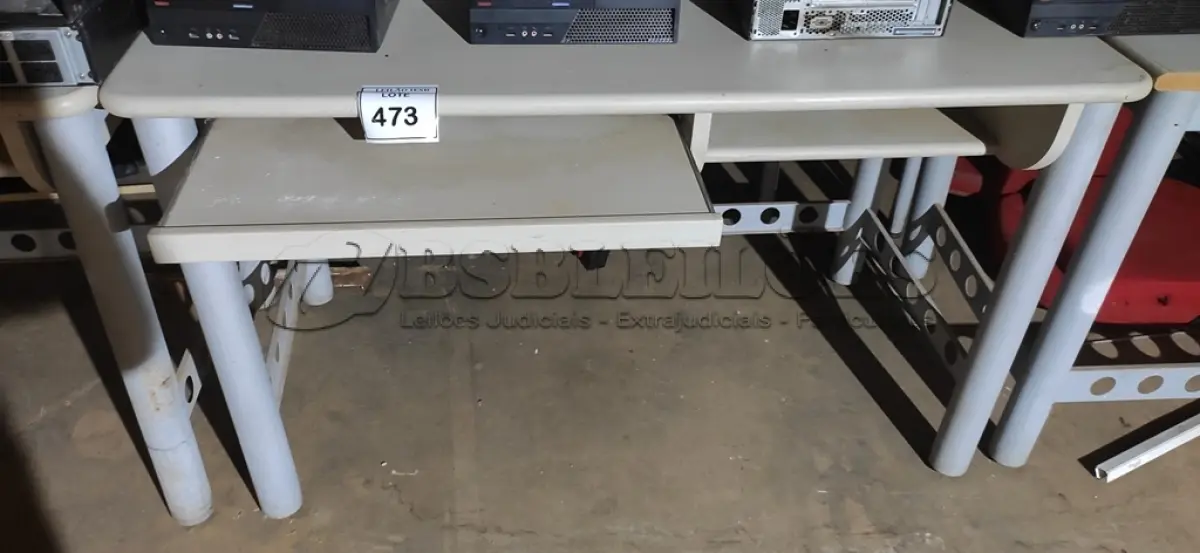 LOTE 473 - 01 MESA BASE EM FERRO COM TAMPO EM MADEIRA. (NO ESTADO) ATENÇÃO! FAZER A VISITAÇÃO ANTES DE ARREMATAR, NÃO SABEMOS SE FUNCIONA, LEILÃO NÃO TEM GARANTIA E NEM DEVOLUÇÃO, SUJEITO A POSSÍVEIS AVARIAS VISÍVEIS/OCULTAS E/OU AUSÊNCIA DE COMPONENTES.