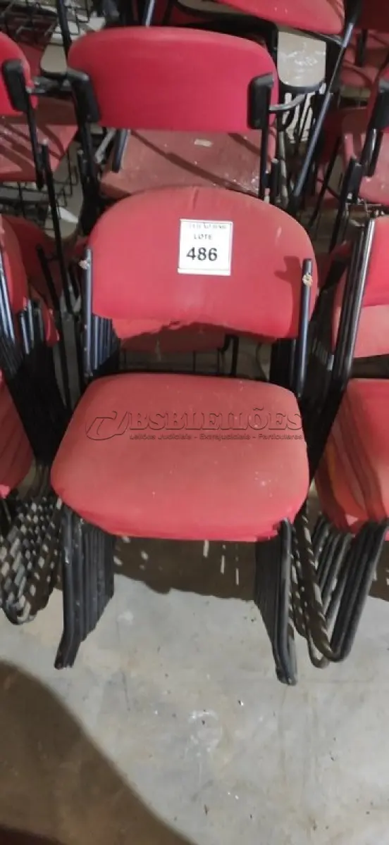 LOTE 486 - 10 CADEIRAS FIXAS NA COR VERMELHA. (NO ESTADO) ATENÇÃO! FAZER A VISITAÇÃO ANTES DE ARREMATAR, NÃO SABEMOS SE FUNCIONA, LEILÃO NÃO TEM GARANTIA E NEM DEVOLUÇÃO, SUJEITO A POSSÍVEIS AVARIAS VISÍVEIS/OCULTAS E/OU AUSÊNCIA DE COMPONENTES.
