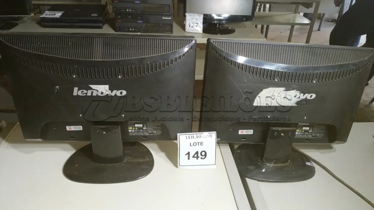 LOTE 149 - 02 MONITORES LENOVO. (NO ESTADO) ATENÇÃO! FAZER A VISITAÇÃO ANTES DE ARREMATAR, NÃO SABEMOS SE FUNCIONA, LEILÃO NÃO TEM GARANTIA E NEM DEVOLUÇÃO, SUJEITO A POSSÍVEIS AVARIAS VISÍVEIS/OCULTAS E/OU AUSÊNCIA DE COMPONENTES.