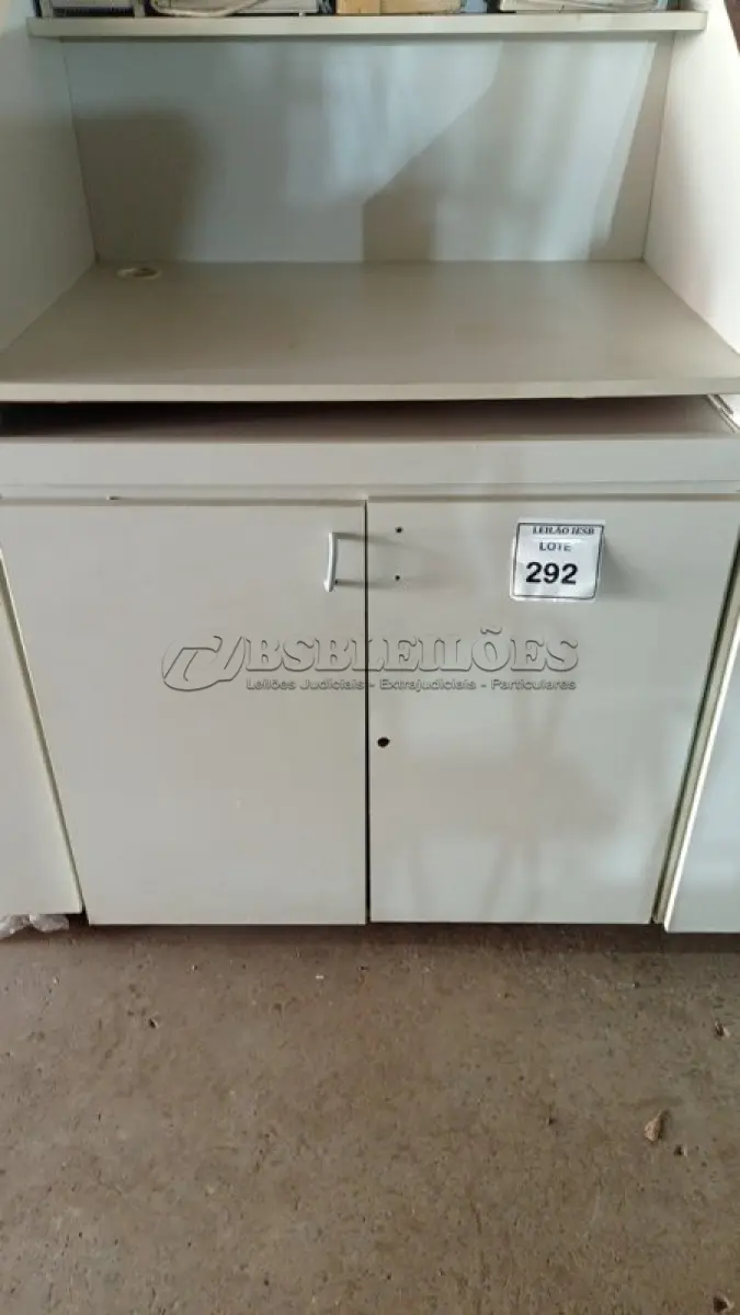 LOTE 292 - 02 BALCÕES EM MADEIRA PARA SALA DE AULA. (NO ESTADO) ATENÇÃO! FAZER A VISITAÇÃO ANTES DE ARREMATAR, NÃO SABEMOS SE FUNCIONA, LEILÃO NÃO TEM GARANTIA E NEM DEVOLUÇÃO, SUJEITO A POSSÍVEIS AVARIAS VISÍVEIS/OCULTAS E/OU AUSÊNCIA DE COMPONENTES.