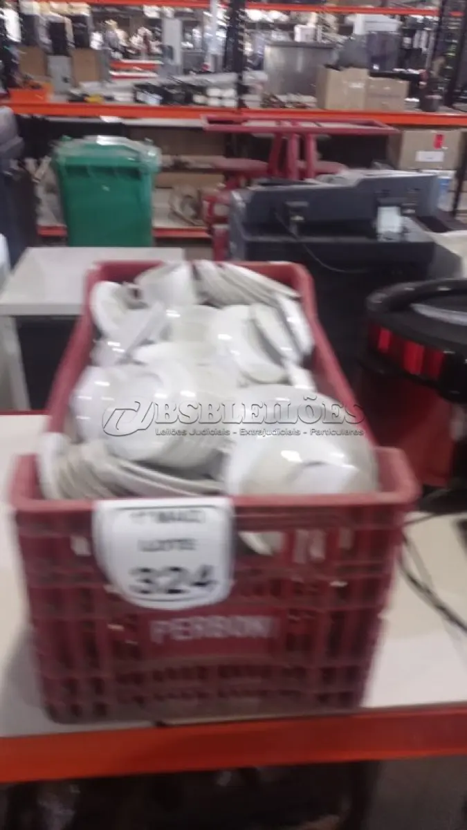 LOTE 324 - 01 CAIXA COM GRANDE QUANTIDADE DE PIRES E XICARAS. (NO ESTADO) ATENÇÃO! FAZER A VISITAÇÃO ANTES DE ARREMATAR, NÃO SABEMOS SE FUNCIONA, LEILÃO NÃO TEM GARANTIA E NEM DEVOLUÇÃO, SUJEITO A POSSÍVEIS AVARIAS VISÍVEIS/OCULTAS E/OU AUSÊNCIA DE COMPONENTES.