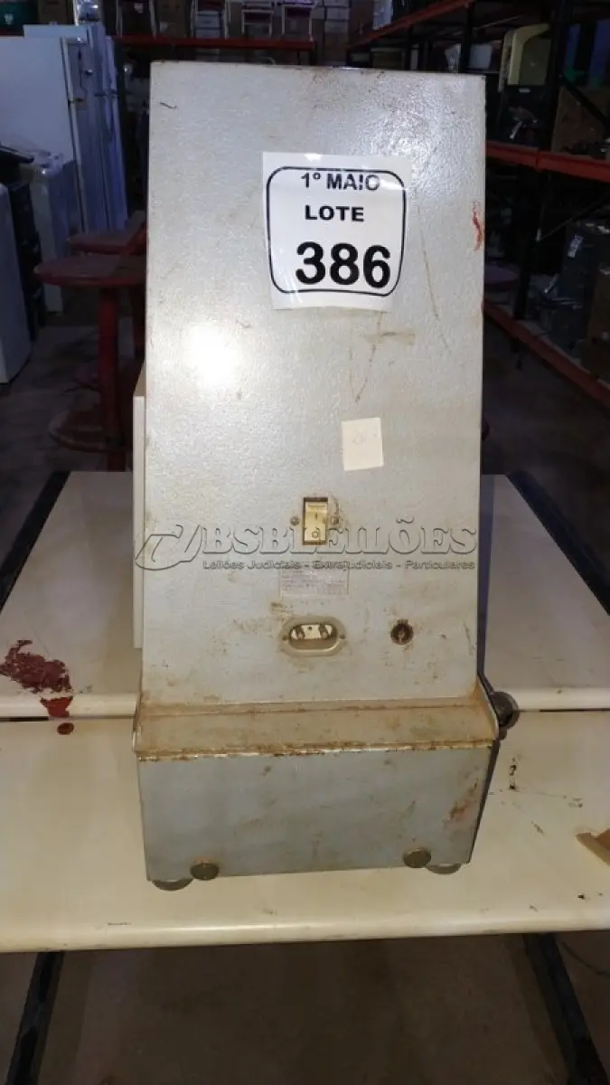 LOTE 386 - 01 RETROPROJETOR. (NO ESTADO) ATENÇÃO! FAZER A VISITAÇÃO ANTES DE ARREMATAR, NÃO SABEMOS SE FUNCIONA, LEILÃO NÃO TEM GARANTIA E NEM DEVOLUÇÃO, SUJEITO A POSSÍVEIS AVARIAS VISÍVEIS/OCULTAS E/OU AUSÊNCIA DE COMPONENTES.