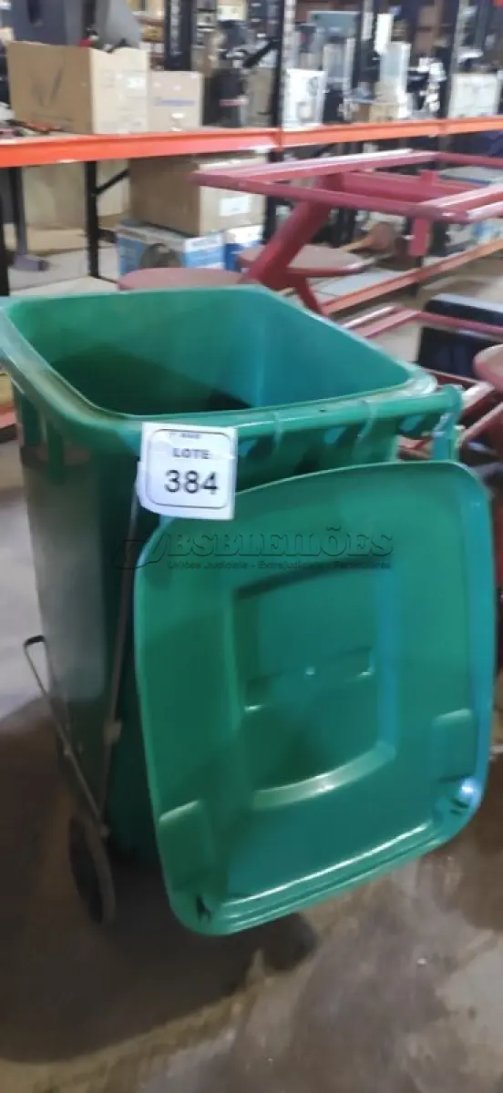 LOTE 384 - 01 LIXEIRA 240L COM RODAS NA COR VERDE. (NO ESTADO) ATENÇÃO! FAZER A VISITAÇÃO ANTES DE ARREMATAR, NÃO SABEMOS SE FUNCIONA, LEILÃO NÃO TEM GARANTIA E NEM DEVOLUÇÃO, SUJEITO A POSSÍVEIS AVARIAS VISÍVEIS/OCULTAS E/OU AUSÊNCIA DE COMPONENTES.