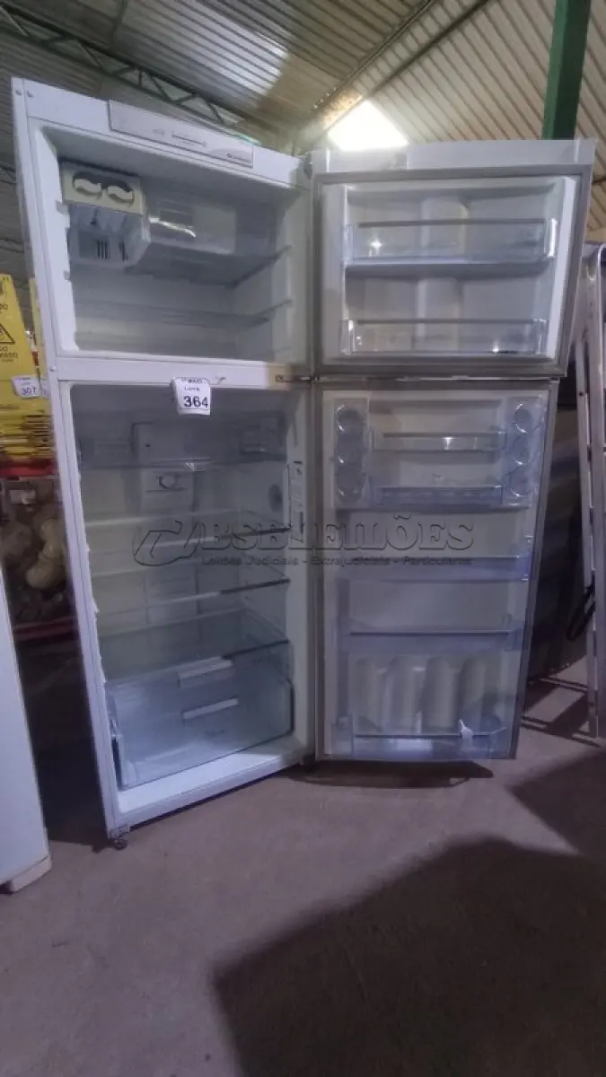 LOTE 364 - 01 GELADEIRA 220V MARCA CONTINENTAL. (NO ESTADO) ATENÇÃO! FAZER A VISITAÇÃO ANTES DE ARREMATAR, NÃO SABEMOS SE FUNCIONA, LEILÃO NÃO TEM GARANTIA E NEM DEVOLUÇÃO, SUJEITO A POSSÍVEIS AVARIAS VISÍVEIS/OCULTAS E/OU AUSÊNCIA DE COMPONENTES.