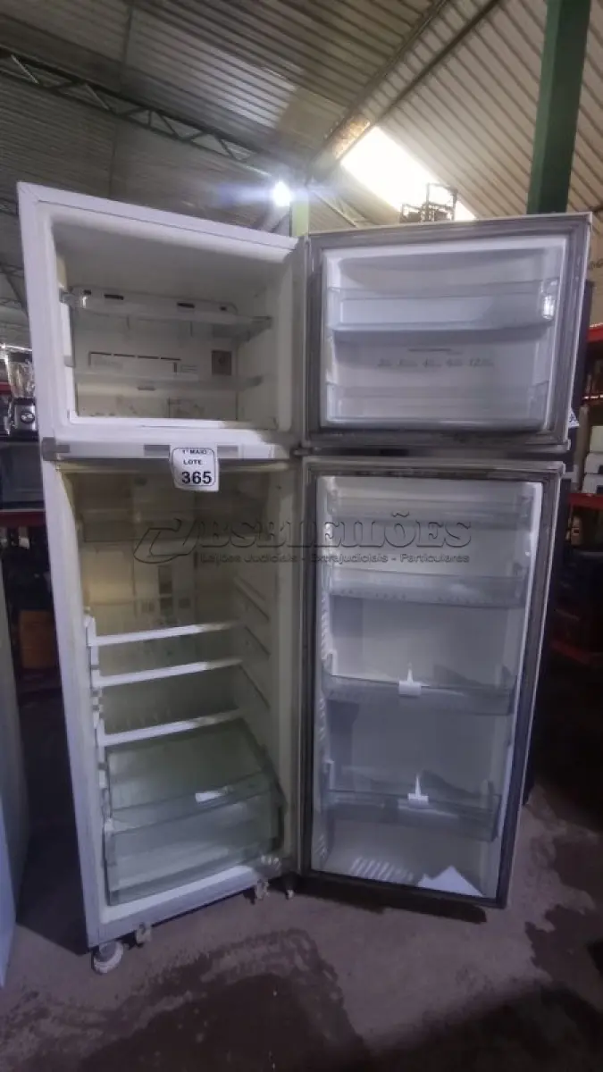 LOTE 365 - 01 GELADEIRA 220V MARCA BRASTEMP. (NO ESTADO) ATENÇÃO! FAZER A VISITAÇÃO ANTES DE ARREMATAR, NÃO SABEMOS SE FUNCIONA, LEILÃO NÃO TEM GARANTIA E NEM DEVOLUÇÃO, SUJEITO A POSSÍVEIS AVARIAS VISÍVEIS/OCULTAS E/OU AUSÊNCIA DE COMPONENTES.