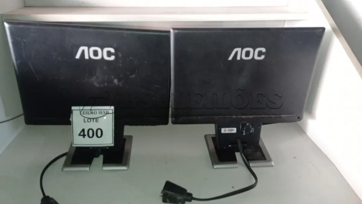 LOTE 400 - 02 MONITORES AOC. (NO ESTADO) ATENÇÃO! FAZER A VISITAÇÃO ANTES DE ARREMATAR, NÃO SABEMOS SE FUNCIONA, LEILÃO NÃO TEM GARANTIA E NEM DEVOLUÇÃO, SUJEITO A POSSÍVEIS AVARIAS VISÍVEIS/OCULTAS E/OU AUSÊNCIA DE COMPONENTES.