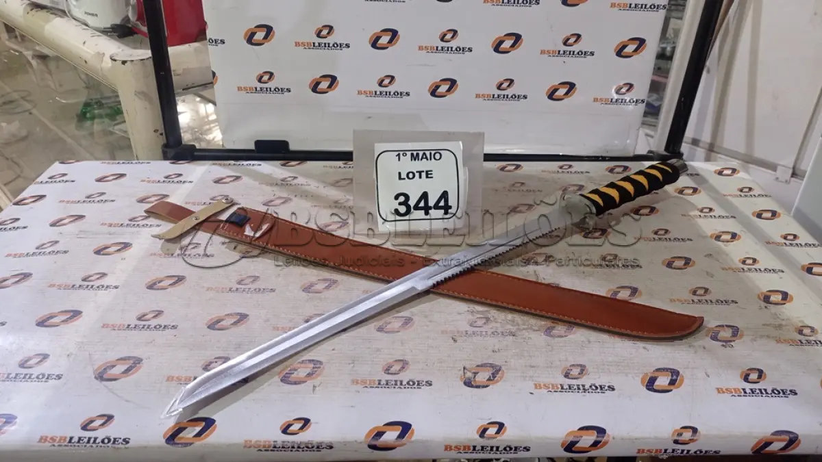 LOTE 344 - 01 FACÃO TIPO KATANA COM LÂMINA DE 50CM. (NO ESTADO) ATENÇÃO! FAZER A VISITAÇÃO ANTES DE ARREMATAR, NÃO SABEMOS SE FUNCIONA, LEILÃO NÃO TEM GARANTIA E NEM DEVOLUÇÃO, SUJEITO A POSSÍVEIS AVARIAS VISÍVEIS/OCULTAS E/OU AUSÊNCIA DE COMPONENTES.