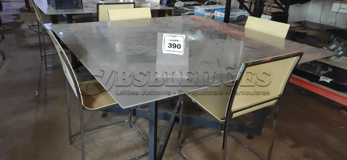 LOTE 390 - 01 MESA COM BASE DE FERRO E TAMPO EM PORCELANATO 04 CADEIRAS. (NO ESTADO) ATENÇÃO! FAZER A VISITAÇÃO ANTES DE ARREMATAR, NÃO SABEMOS SE FUNCIONA, LEILÃO NÃO TEM GARANTIA E NEM DEVOLUÇÃO, SUJEITO A POSSÍVEIS AVARIAS VISÍVEIS/OCULTAS E/OU AUSÊNCIA DE COMPONENTES.