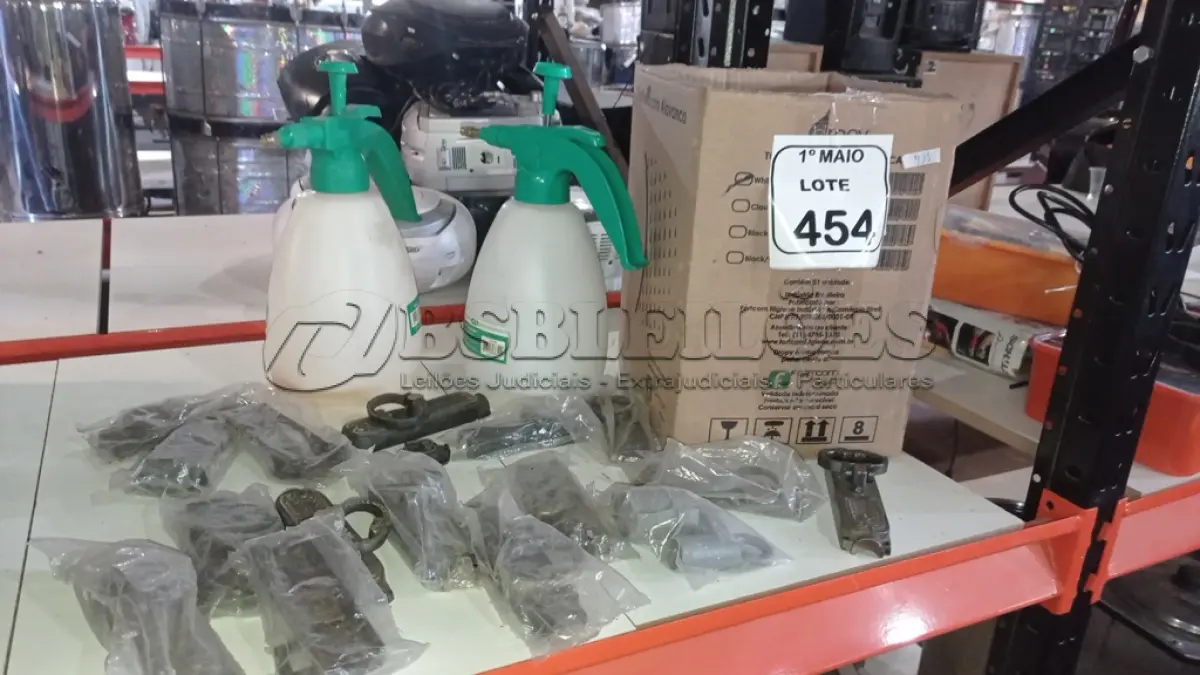 LOTE 454 - 01 CAIXA COM VÁRIAS FECHADURAS CREMONA E 02 PULVERIZADORES. (NO ESTADO) ATENÇÃO! FAZER A VISITAÇÃO ANTES DE ARREMATAR, NÃO SABEMOS SE FUNCIONA, LEILÃO NÃO TEM GARANTIA E NEM DEVOLUÇÃO, SUJEITO A POSSÍVEIS AVARIAS VISÍVEIS/OCULTAS E/OU AUSÊNCIA DE COMPONENTES.