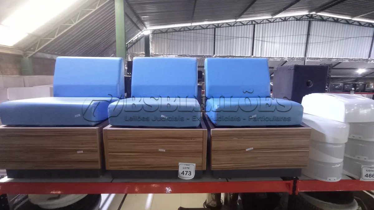 LOTE 473 - 03 POLTRONAS COM BASE DE MADEIRA, ESTRUTURA DE FERRO E ASSENTO ALMOFADADO NA COR AZUL. (NO ESTADO) ATENÇÃO! FAZER A VISITAÇÃO ANTES DE ARREMATAR, NÃO SABEMOS SE FUNCIONA, LEILÃO NÃO TEM GARANTIA E NEM DEVOLUÇÃO, SUJEITO A POSSÍVEIS AVARIAS VISÍVEIS/OCULTAS E/OU AUSÊNCIA DE COMPONENTES.