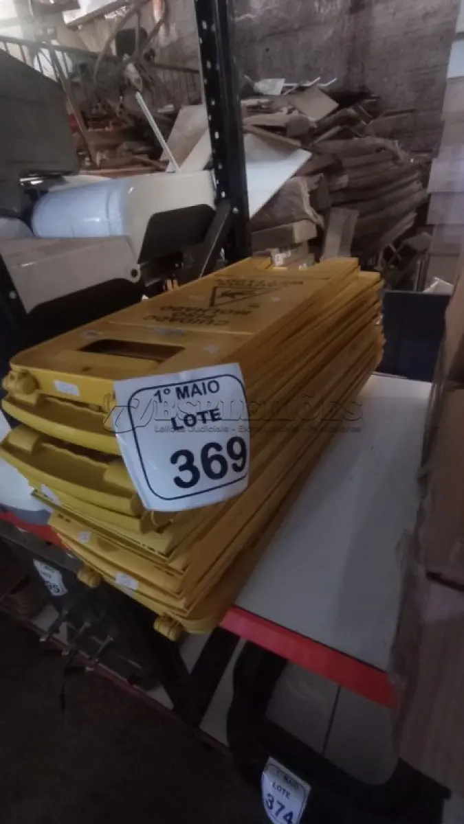 LOTE 369 - 10 PLACAS DE AVISO PARA PISOS MOLHADOS. (NO ESTADO) ATENÇÃO! FAZER A VISITAÇÃO ANTES DE ARREMATAR, NÃO SABEMOS SE FUNCIONA, LEILÃO NÃO TEM GARANTIA E NEM DEVOLUÇÃO, SUJEITO A POSSÍVEIS AVARIAS VISÍVEIS/OCULTAS E/OU AUSÊNCIA DE COMPONENTES.
