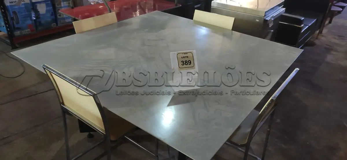 LOTE 389 - 01 MESA COM BASE DE FERRO E TAMPO EM PORCELANATO 04 CADEIRAS. (NO ESTADO) ATENÇÃO! FAZER A VISITAÇÃO ANTES DE ARREMATAR, NÃO SABEMOS SE FUNCIONA, LEILÃO NÃO TEM GARANTIA E NEM DEVOLUÇÃO, SUJEITO A POSSÍVEIS AVARIAS VISÍVEIS/OCULTAS E/OU AUSÊNCIA DE COMPONENTES.