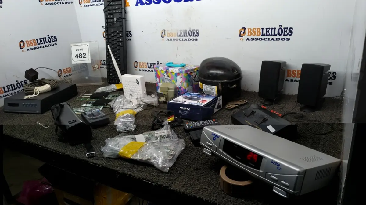 LOTE 482 - 01 LOTE COM PLACAS HBA DE FIBRA OPTICA PARA SERVIDORES, 01 COMPRESSOR DE GELADEIRA,01 CAIXA COM ITENS DIVERSOS. (NO ESTADO) ATENÇÃO! FAZER A VISITAÇÃO ANTES DE ARREMATAR, NÃO SABEMOS SE FUNCIONA, LEILÃO NÃO TEM GARANTIA E NEM DEVOLUÇÃO, SUJEITO A POSSÍVEIS AVARIAS VISÍVEIS/OCULTAS E/OU AUSÊNCIA DE COMPONENTES.