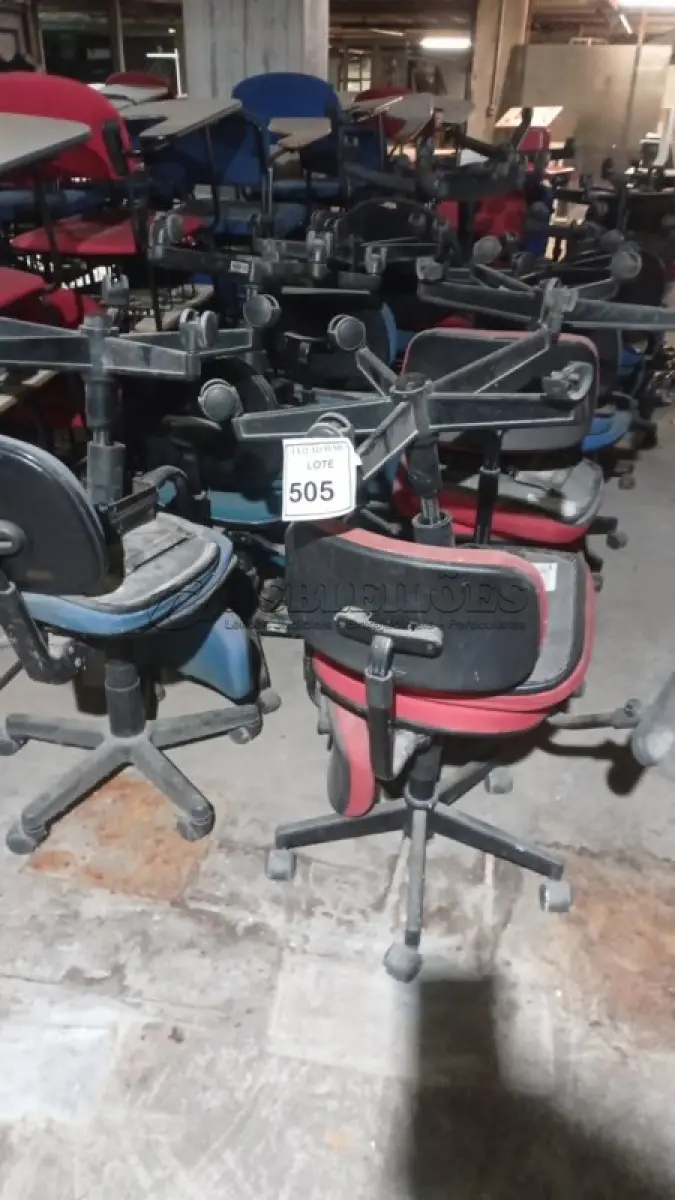 LOTE 505 - 28 CADEIRAS GIRATÓRIAS COM AVARIAS. (NO ESTADO) ATENÇÃO! FAZER A VISITAÇÃO ANTES DE ARREMATAR, NÃO SABEMOS SE FUNCIONA, LEILÃO NÃO TEM GARANTIA E NEM DEVOLUÇÃO, SUJEITO A POSSÍVEIS AVARIAS VISÍVEIS/OCULTAS E/OU AUSÊNCIA DE COMPONENTES.