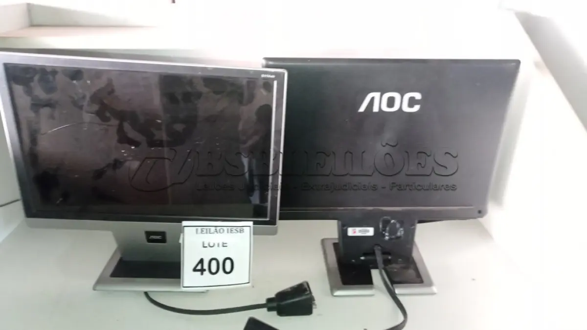 LOTE 400 - 02 MONITORES AOC. (NO ESTADO) ATENÇÃO! FAZER A VISITAÇÃO ANTES DE ARREMATAR, NÃO SABEMOS SE FUNCIONA, LEILÃO NÃO TEM GARANTIA E NEM DEVOLUÇÃO, SUJEITO A POSSÍVEIS AVARIAS VISÍVEIS/OCULTAS E/OU AUSÊNCIA DE COMPONENTES.
