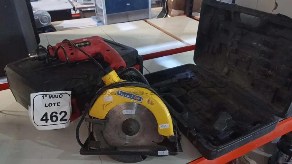 LOTE 462 - 01 SERRA ELÉTRICA CIRCULAR 220V MARCA FERRARI COM MALETA, 01 FURADEIRA SCHULZ COM MALETA. (NO ESTADO) ATENÇÃO! FAZER A VISITAÇÃO ANTES DE ARREMATAR, NÃO SABEMOS SE FUNCIONA, LEILÃO NÃO TEM GARANTIA E NEM DEVOLUÇÃO, SUJEITO A POSSÍVEIS AVARIAS VISÍVEIS/OCULTAS E/OU AUSÊNCIA DE COMPONENTES.