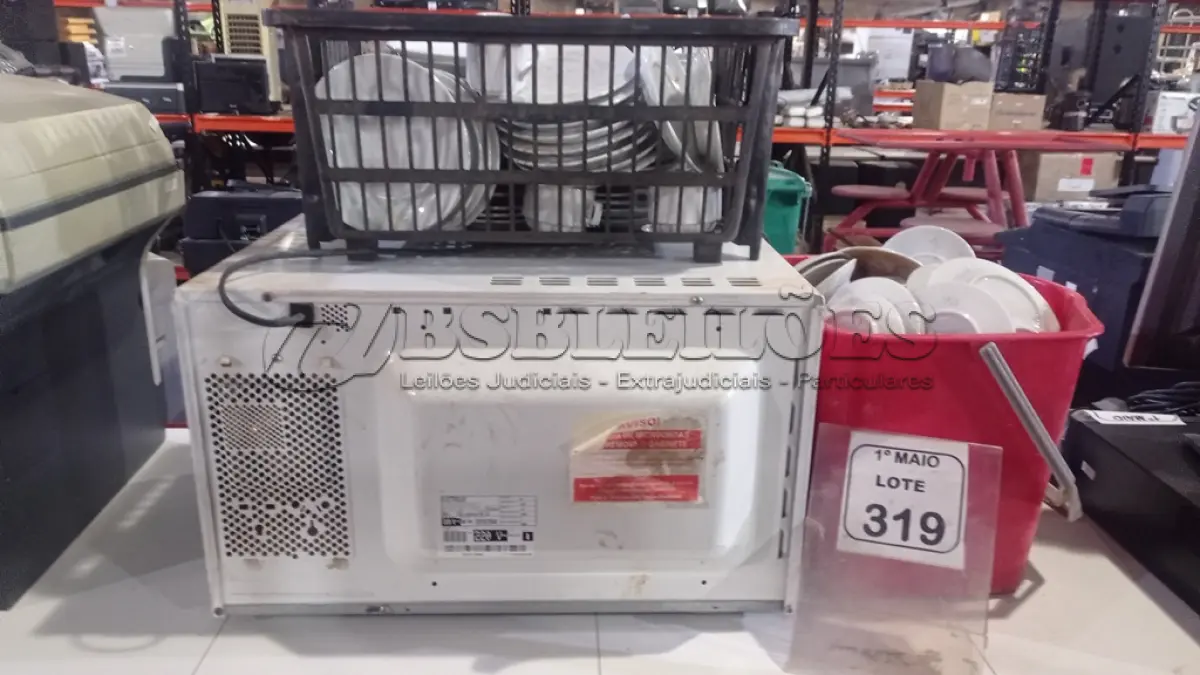LOTE 319 - 01 MICRO-ONDAS 220 MARCA ELECTROLUX E 01 CAIXA COM GRANDE QUANTIDADE DE PIRES. (NO ESTADO) ATENÇÃO! FAZER A VISITAÇÃO ANTES DE ARREMATAR, NÃO SABEMOS SE FUNCIONA, LEILÃO NÃO TEM GARANTIA E NEM DEVOLUÇÃO, SUJEITO A POSSÍVEIS AVARIAS VISÍVEIS/OCULTAS E/OU AUSÊNCIA DE COMPONENTES.