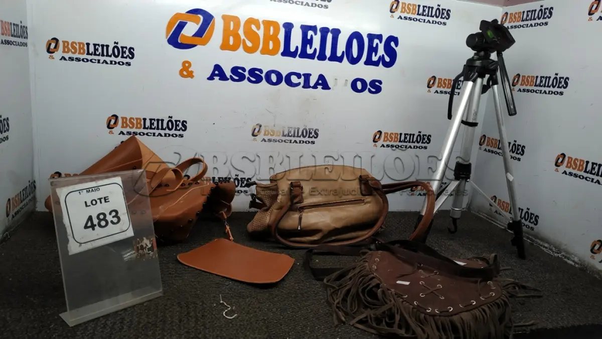 LOTE 483 - 01 TRIPÉ PARA CÂMERA E 03 BOLSA FEMININAS. (NO ESTADO) ATENÇÃO! FAZER A VISITAÇÃO ANTES DE ARREMATAR, NÃO SABEMOS SE FUNCIONA, LEILÃO NÃO TEM GARANTIA E NEM DEVOLUÇÃO, SUJEITO A POSSÍVEIS AVARIAS VISÍVEIS/OCULTAS E/OU AUSÊNCIA DE COMPONENTES.