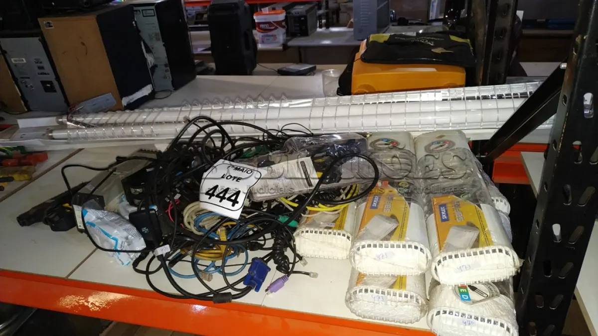 LOTE 444 - 06 LUMINÁRIAS. 02 PISTOLAS PRA APLICAÇÃO DE COLA, VÁRIOS DISJUNTORES, RELÉ DE FALTA DE FASE, INTERRUPTORES E CABOS VARIADOS. (NO ESTADO) ATENÇÃO! FAZER A VISITAÇÃO ANTES DE ARREMATAR, NÃO SABEMOS SE FUNCIONA, LEILÃO NÃO TEM GARANTIA E NEM DEVOLUÇÃO, SUJEITO A POSSÍVEIS AVARIAS VISÍVEIS/OCULTAS E/OU AUSÊNCIA DE COMPONENTES.