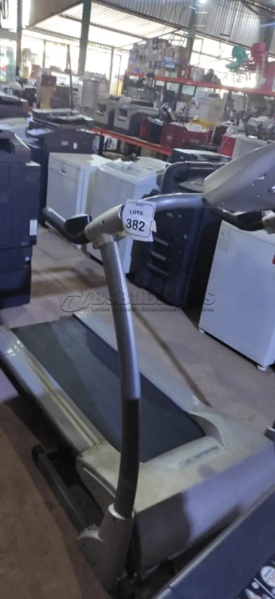 LOTE 382 - 01 ESTEIRA ERGOMÉTRICA 120V MARCA REEBOK. (NO ESTADO) ATENÇÃO! FAZER A VISITAÇÃO ANTES DE ARREMATAR, NÃO SABEMOS SE FUNCIONA, LEILÃO NÃO TEM GARANTIA E NEM DEVOLUÇÃO, SUJEITO A POSSÍVEIS AVARIAS VISÍVEIS/OCULTAS E/OU AUSÊNCIA DE COMPONENTES.