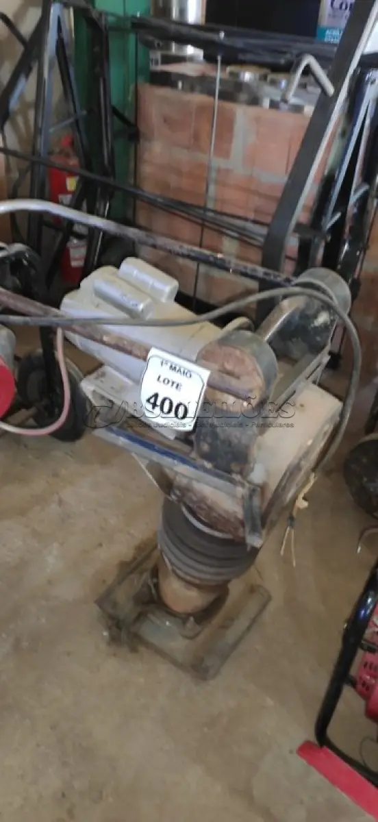LOTE 400 - 01 COMPACTADOR DE ELÉTRICO MARCA WACKEP. (NO ESTADO) ATENÇÃO! FAZER A VISITAÇÃO ANTES DE ARREMATAR, NÃO SABEMOS SE FUNCIONA, LEILÃO NÃO TEM GARANTIA E NEM DEVOLUÇÃO, SUJEITO A POSSÍVEIS AVARIAS VISÍVEIS/OCULTAS E/OU AUSÊNCIA DE COMPONENTES.