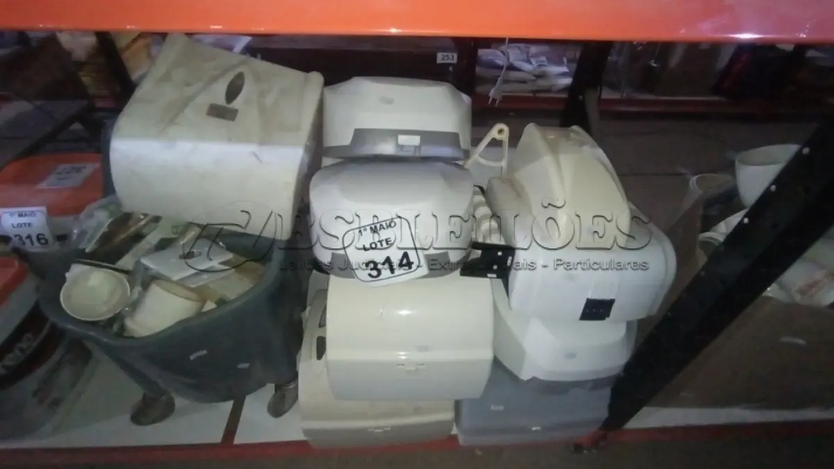 LOTE 314 - 01 LOTE COM VÁRIOS DISPENSES DE PAPEL E 01 CAIXA COM GRANDE QUANTIDADE DE INTERRUPTORES, MATERIAIS ELÉTRICOS E HIDRÁULICOS DIVERSOS. (NO ESTADO) ATENÇÃO! FAZER A VISITAÇÃO ANTES DE ARREMATAR, NÃO SABEMOS SE FUNCIONA, LEILÃO NÃO TEM GARANTIA E NEM DEVOLUÇÃO, SUJEITO A POSSÍVEIS AVARIAS VISÍVEIS/OCULTAS E/OU AUSÊNCIA DE COMPONENTES.