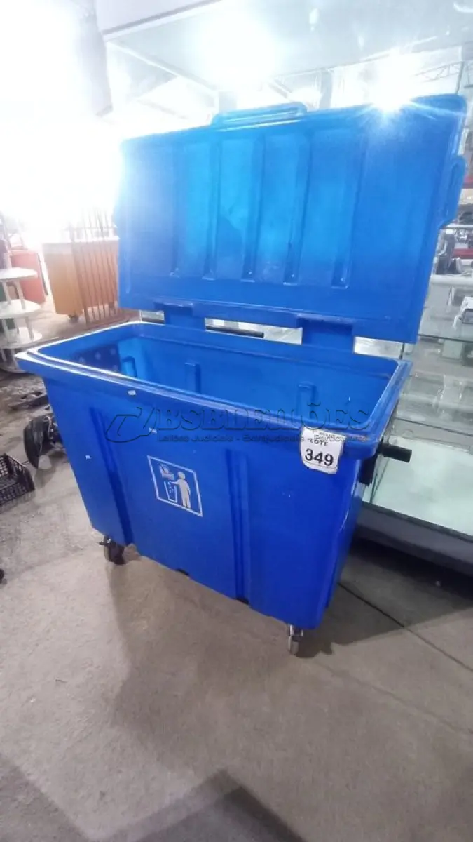 LOTE 349 - 01 LIXEIRA TIPO CONTÊINER NA COR AZUL. (NO ESTADO) ATENÇÃO! FAZER A VISITAÇÃO ANTES DE ARREMATAR, NÃO SABEMOS SE FUNCIONA, LEILÃO NÃO TEM GARANTIA E NEM DEVOLUÇÃO, SUJEITO A POSSÍVEIS AVARIAS VISÍVEIS/OCULTAS E/OU AUSÊNCIA DE COMPONENTES.