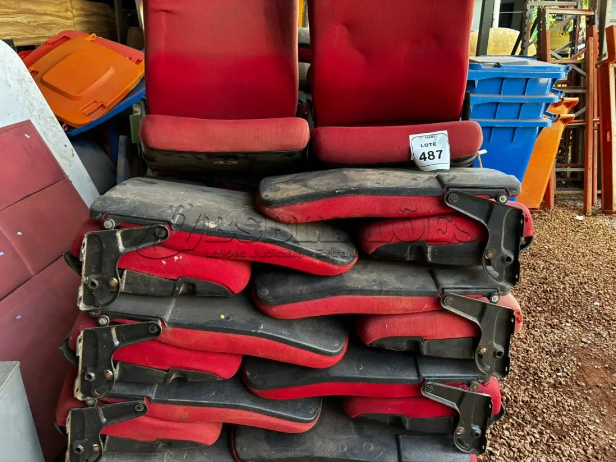 LOTE 487 - 01 LOTE COM GRANDE QUANTIDADE DE POLTRONAS DE ARQUIBANCADA NA COR VERMELHAS. (NO ESTADO) ATENÇÃO! FAZER A VISITAÇÃO ANTES DE ARREMATAR, NÃO SABEMOS SE FUNCIONA, LEILÃO NÃO TEM GARANTIA E NEM DEVOLUÇÃO, SUJEITO A POSSÍVEIS AVARIAS VISÍVEIS/OCULTAS E/OU AUSÊNCIA DE COMPONENTES.