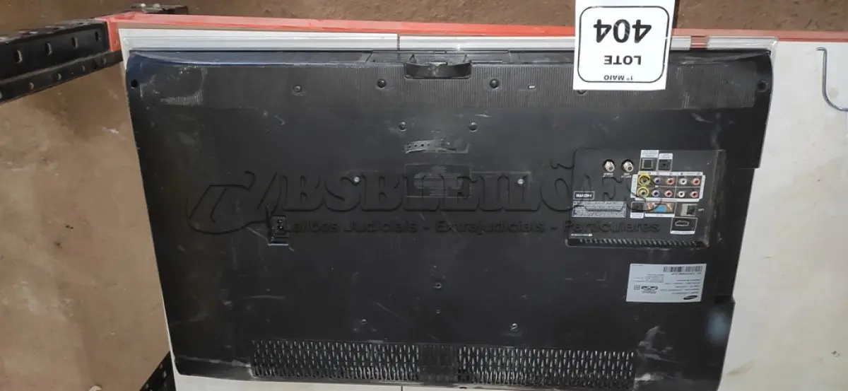LOTE 404 - 01 TV LCD 32’’ MARC SAMSUNG. (NO ESTADO) ATENÇÃO! FAZER A VISITAÇÃO ANTES DE ARREMATAR, NÃO SABEMOS SE FUNCIONA, LEILÃO NÃO TEM GARANTIA E NEM DEVOLUÇÃO, SUJEITO A POSSÍVEIS AVARIAS VISÍVEIS/OCULTAS E/OU AUSÊNCIA DE COMPONENTES.