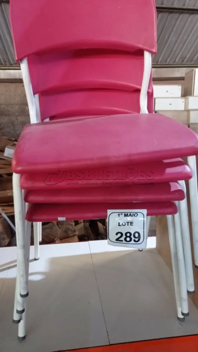 LOTE 289 - 04 CADEIRAS INFANTIS NA COR VERMELHA. (NO ESTADO) ATENÇÃO! FAZER A VISITAÇÃO ANTES DE ARREMATAR, NÃO SABEMOS SE FUNCIONA, LEILÃO NÃO TEM GARANTIA E NEM DEVOLUÇÃO, SUJEITO A POSSÍVEIS AVARIAS VISÍVEIS/OCULTAS E/OU AUSÊNCIA DE COMPONENTES.
