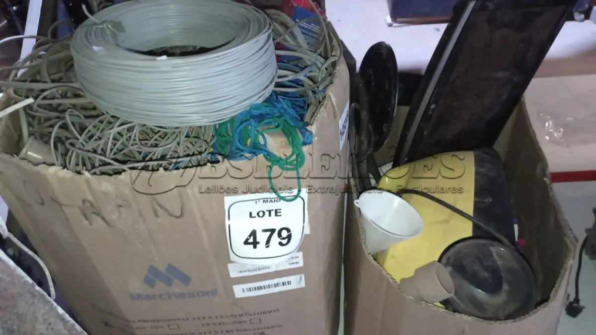 LOTE 479 - 01 MÁQUINA DE ALTA PRESSÃO (INCOMPLETA), 01 MONITOR E 01 CAIXA COM GRANDE QUANTIDADE DE CABOS, MATÉRIAS ELETROS E HIDRÁULICOS DIVERSOS. (NO ESTADO) ATENÇÃO! FAZER A VISITAÇÃO ANTES DE ARREMATAR, NÃO SABEMOS SE FUNCIONA, LEILÃO NÃO TEM GARANTIA E NEM DEVOLUÇÃO, SUJEITO A POSSÍVEIS AVARIAS VISÍVEIS/OCULTAS E/OU AUSÊNCIA DE COMPONENTES.