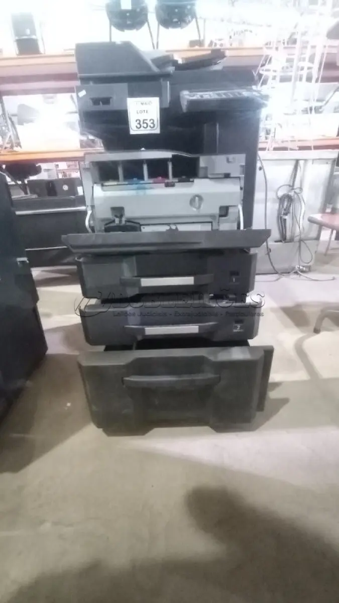LOTE 353 - 01 COPIADORA TASKALFA 2551CI 110V MARCA KYOCERA. (NO ESTADO) ATENÇÃO! FAZER A VISITAÇÃO ANTES DE ARREMATAR, NÃO SABEMOS SE FUNCIONA, LEILÃO NÃO TEM GARANTIA E NEM DEVOLUÇÃO, SUJEITO A POSSÍVEIS AVARIAS VISÍVEIS/OCULTAS E/OU AUSÊNCIA DE COMPONENTES.