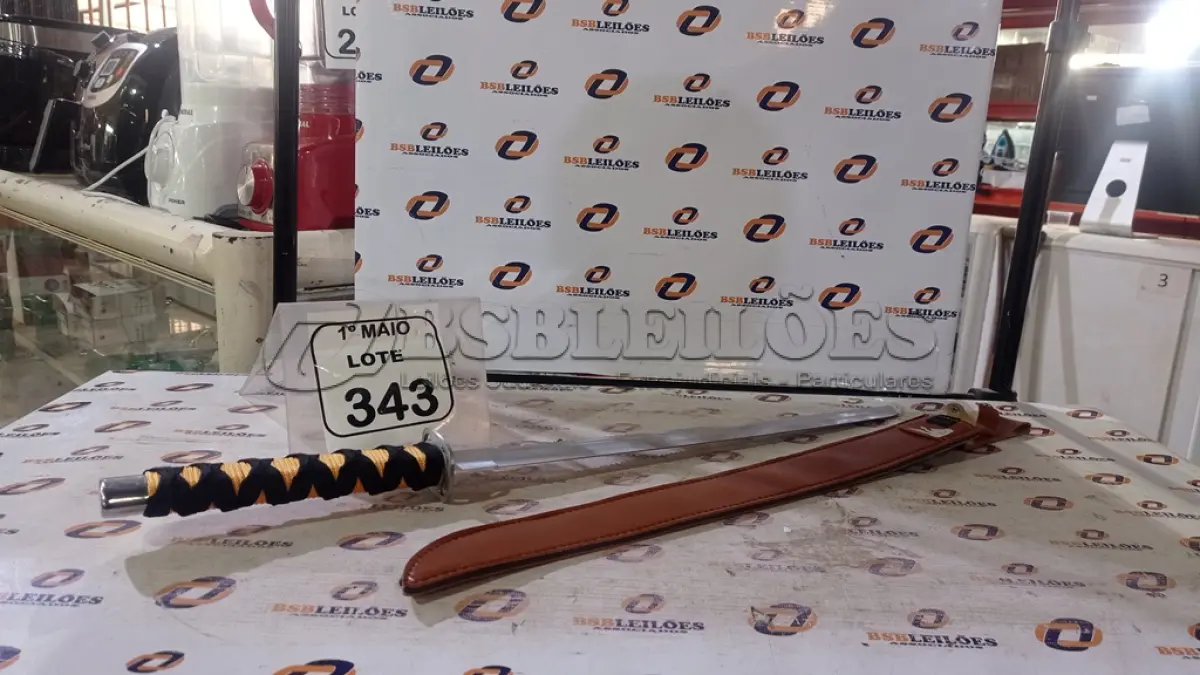 LOTE 343 - 01 FACÃO TIPO KATANA COM LÂMINA DE 50CM. (NO ESTADO) ATENÇÃO! FAZER A VISITAÇÃO ANTES DE ARREMATAR, NÃO SABEMOS SE FUNCIONA, LEILÃO NÃO TEM GARANTIA E NEM DEVOLUÇÃO, SUJEITO A POSSÍVEIS AVARIAS VISÍVEIS/OCULTAS E/OU AUSÊNCIA DE COMPONENTES.