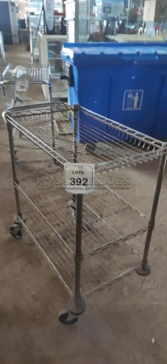 LOTE 392 - 01 CARRINHO ARAMADO INDUSTRIAL COM 03 PRATELEIRAS COM RODAS. (NO ESTADO) ATENÇÃO! FAZER A VISITAÇÃO ANTES DE ARREMATAR, NÃO SABEMOS SE FUNCIONA, LEILÃO NÃO TEM GARANTIA E NEM DEVOLUÇÃO, SUJEITO A POSSÍVEIS AVARIAS VISÍVEIS/OCULTAS E/OU AUSÊNCIA DE COMPONENTES.