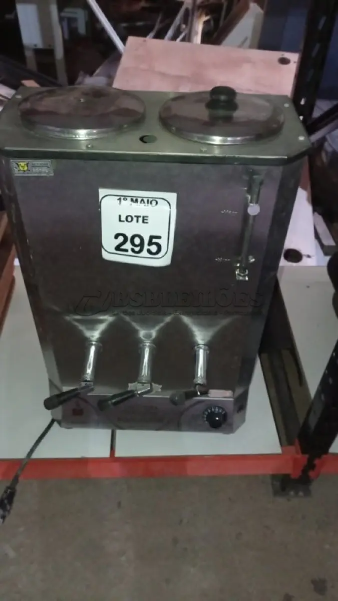 LOTE 295 - 01 CAFETEIRA INDUSTRIAL EM INOX. (NO ESTADO) ATENÇÃO! FAZER A VISITAÇÃO ANTES DE ARREMATAR, NÃO SABEMOS SE FUNCIONA, LEILÃO NÃO TEM GARANTIA E NEM DEVOLUÇÃO, SUJEITO A POSSÍVEIS AVARIAS VISÍVEIS/OCULTAS E/OU AUSÊNCIA DE COMPONENTES.