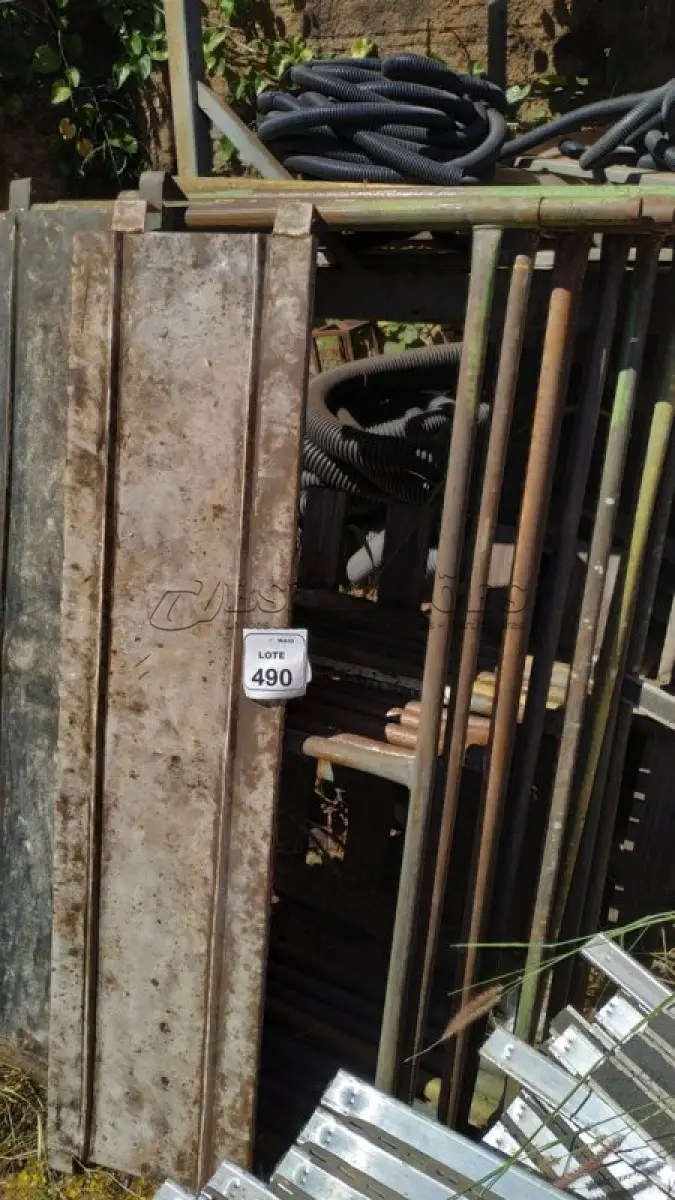 LOTE 490 - 10 PEÇAS DE ANDAIME COM 02 PLATAFORMAS.(NO ESTADO) ATENÇÃO! FAZER A VISITAÇÃO ANTES DE ARREMATAR, NÃO SABEMOS SE FUNCIONA, LEILÃO NÃO TEM GARANTIA E NEM DEVOLUÇÃO, SUJEITO A POSSÍVEIS AVARIAS VISÍVEIS/OCULTAS E/OU AUSÊNCIA DE COMPONENTES.