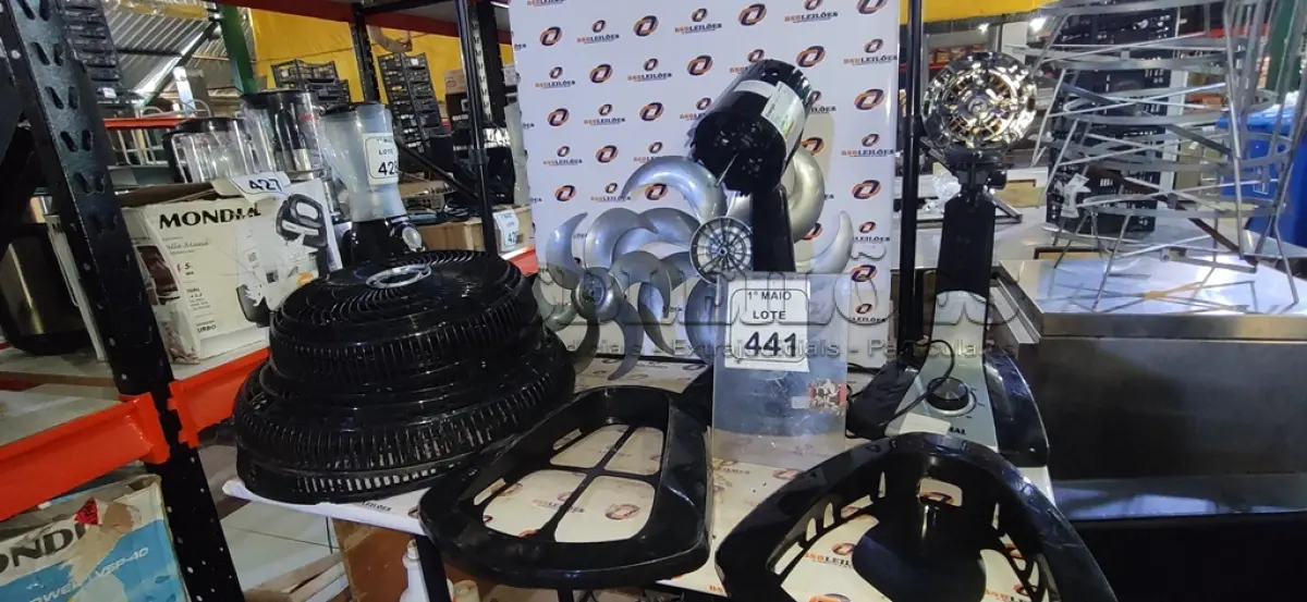LOTE 441 - 03 VENTILADORES 220V MARCA MONDIAL DESMONTADOS. (NO ESTADO) ATENÇÃO! FAZER A VISITAÇÃO ANTES DE ARREMATAR, NÃO SABEMOS SE FUNCIONA, LEILÃO NÃO TEM GARANTIA E NEM DEVOLUÇÃO, SUJEITO A POSSÍVEIS AVARIAS VISÍVEIS/OCULTAS E/OU AUSÊNCIA DE COMPONENTES.