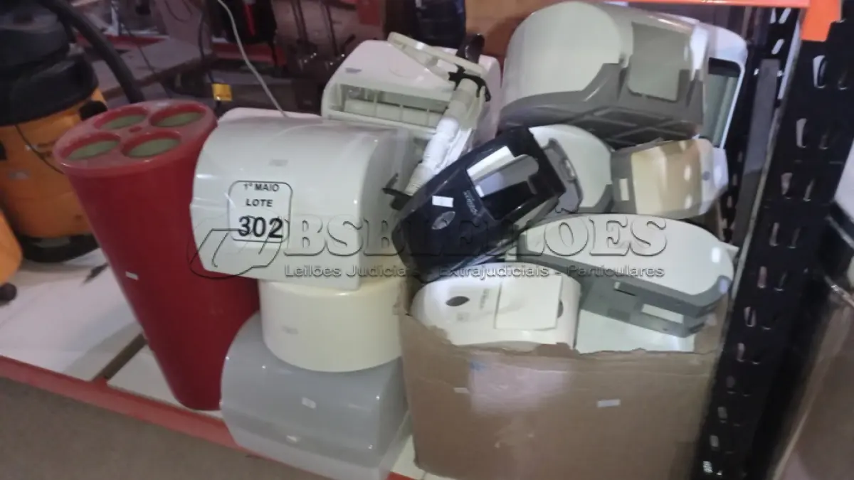 LOTE 302 - 01 LOTE COM GRANDE QUANTIDADE DE DISPENSES DE PAPEL. (NO ESTADO) ATENÇÃO! FAZER A VISITAÇÃO ANTES DE ARREMATAR, NÃO SABEMOS SE FUNCIONA, LEILÃO NÃO TEM GARANTIA E NEM DEVOLUÇÃO, SUJEITO A POSSÍVEIS AVARIAS VISÍVEIS/OCULTAS E/OU AUSÊNCIA DE COMPONENTES.