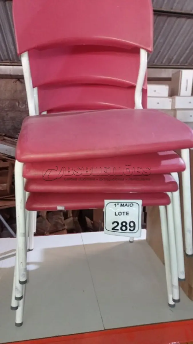LOTE 289 - 04 CADEIRAS INFANTIS NA COR VERMELHA. (NO ESTADO) ATENÇÃO! FAZER A VISITAÇÃO ANTES DE ARREMATAR, NÃO SABEMOS SE FUNCIONA, LEILÃO NÃO TEM GARANTIA E NEM DEVOLUÇÃO, SUJEITO A POSSÍVEIS AVARIAS VISÍVEIS/OCULTAS E/OU AUSÊNCIA DE COMPONENTES.