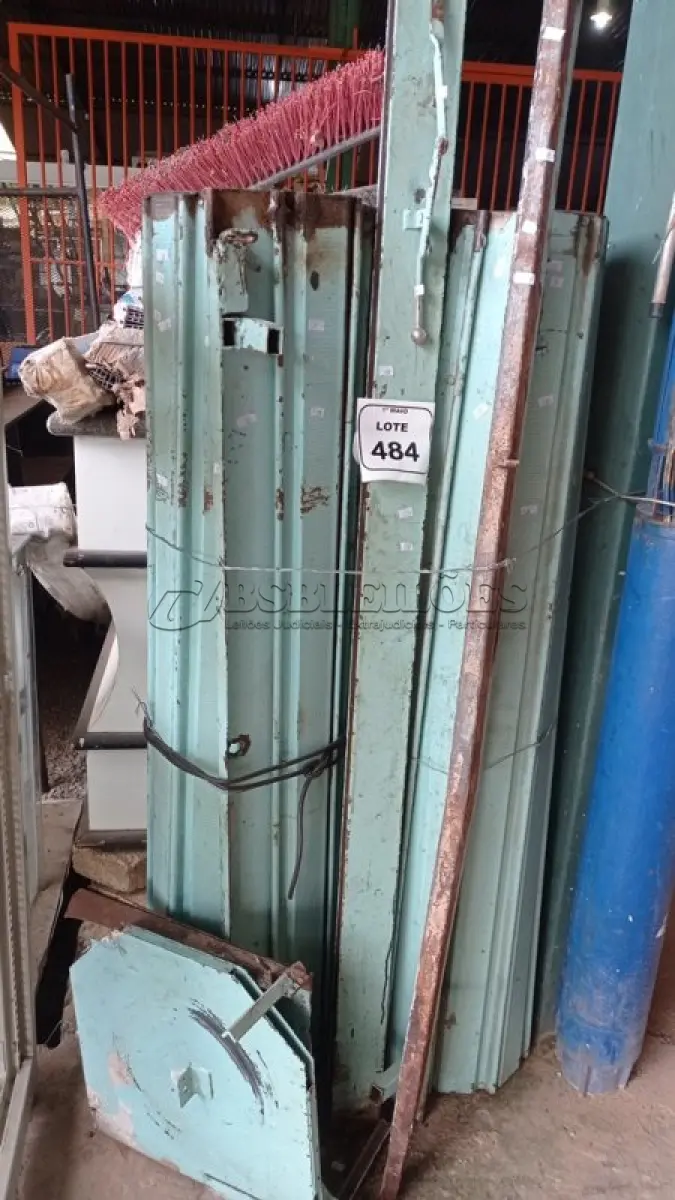 LOTE 484 - 01 PORTÃO DE ENROLAR DE AÇO DUPLO. (NO ESTADO) ATENÇÃO! FAZER A VISITAÇÃO ANTES DE ARREMATAR, NÃO SABEMOS SE FUNCIONA, LEILÃO NÃO TEM GARANTIA E NEM DEVOLUÇÃO, SUJEITO A POSSÍVEIS AVARIAS VISÍVEIS/OCULTAS E/OU AUSÊNCIA DE COMPONENTES.