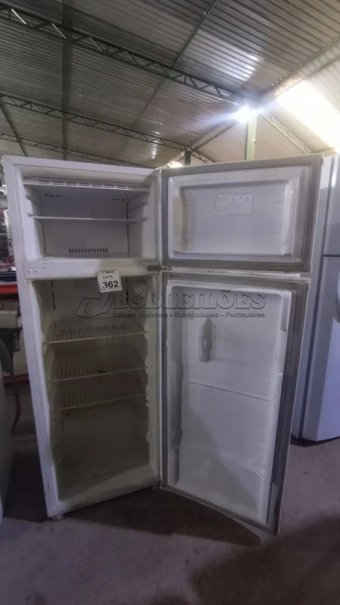 LOTE 362 - 01 GELADEIRA 220V MARCA CONSUL. (NO ESTADO) ATENÇÃO! FAZER A VISITAÇÃO ANTES DE ARREMATAR, NÃO SABEMOS SE FUNCIONA, LEILÃO NÃO TEM GARANTIA E NEM DEVOLUÇÃO, SUJEITO A POSSÍVEIS AVARIAS VISÍVEIS/OCULTAS E/OU AUSÊNCIA DE COMPONENTES.