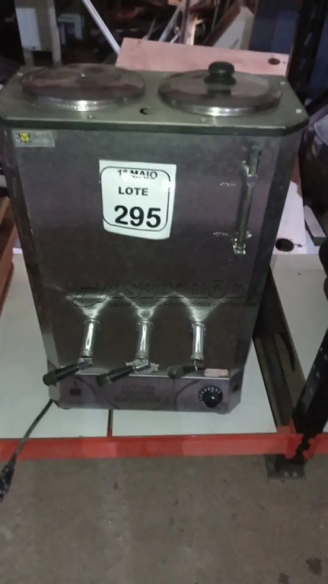LOTE 295 - 01 CAFETEIRA INDUSTRIAL EM INOX. (NO ESTADO) ATENÇÃO! FAZER A VISITAÇÃO ANTES DE ARREMATAR, NÃO SABEMOS SE FUNCIONA, LEILÃO NÃO TEM GARANTIA E NEM DEVOLUÇÃO, SUJEITO A POSSÍVEIS AVARIAS VISÍVEIS/OCULTAS E/OU AUSÊNCIA DE COMPONENTES.