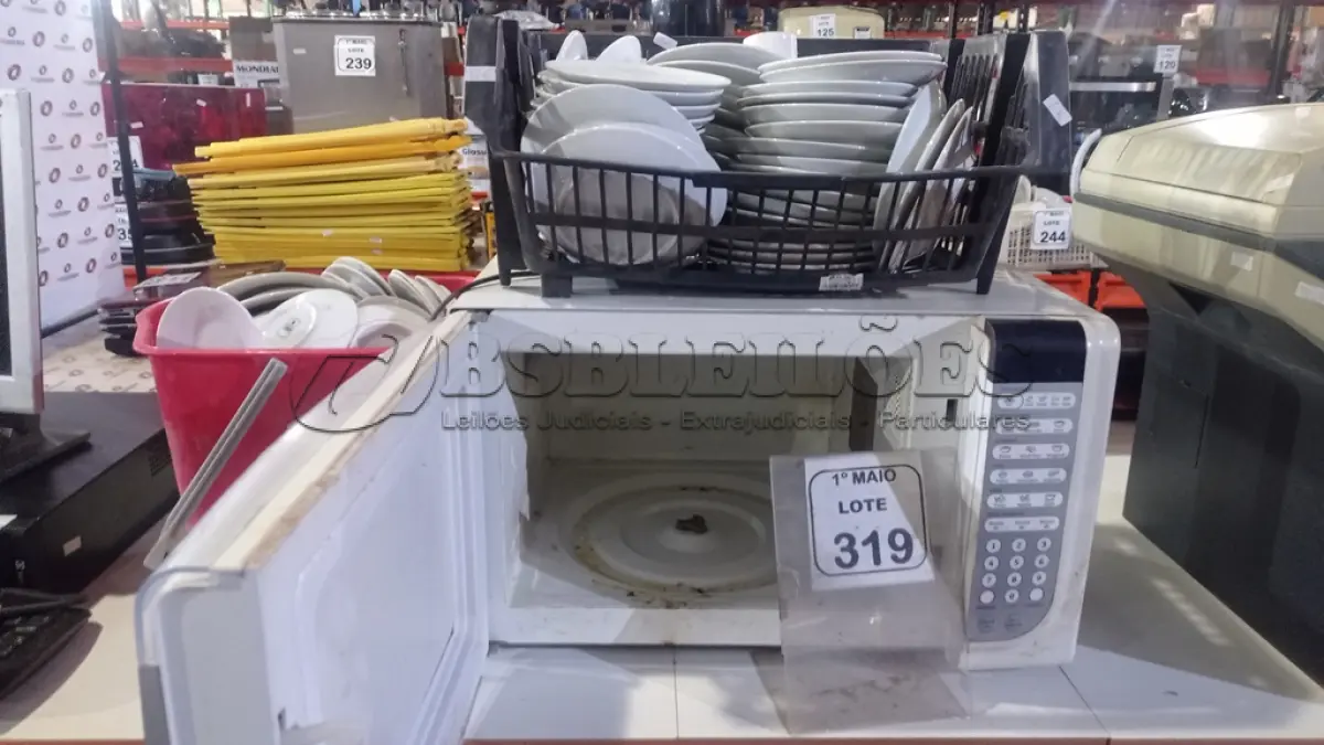 LOTE 319 - 01 MICRO-ONDAS 220 MARCA ELECTROLUX E 01 CAIXA COM GRANDE QUANTIDADE DE PIRES. (NO ESTADO) ATENÇÃO! FAZER A VISITAÇÃO ANTES DE ARREMATAR, NÃO SABEMOS SE FUNCIONA, LEILÃO NÃO TEM GARANTIA E NEM DEVOLUÇÃO, SUJEITO A POSSÍVEIS AVARIAS VISÍVEIS/OCULTAS E/OU AUSÊNCIA DE COMPONENTES.