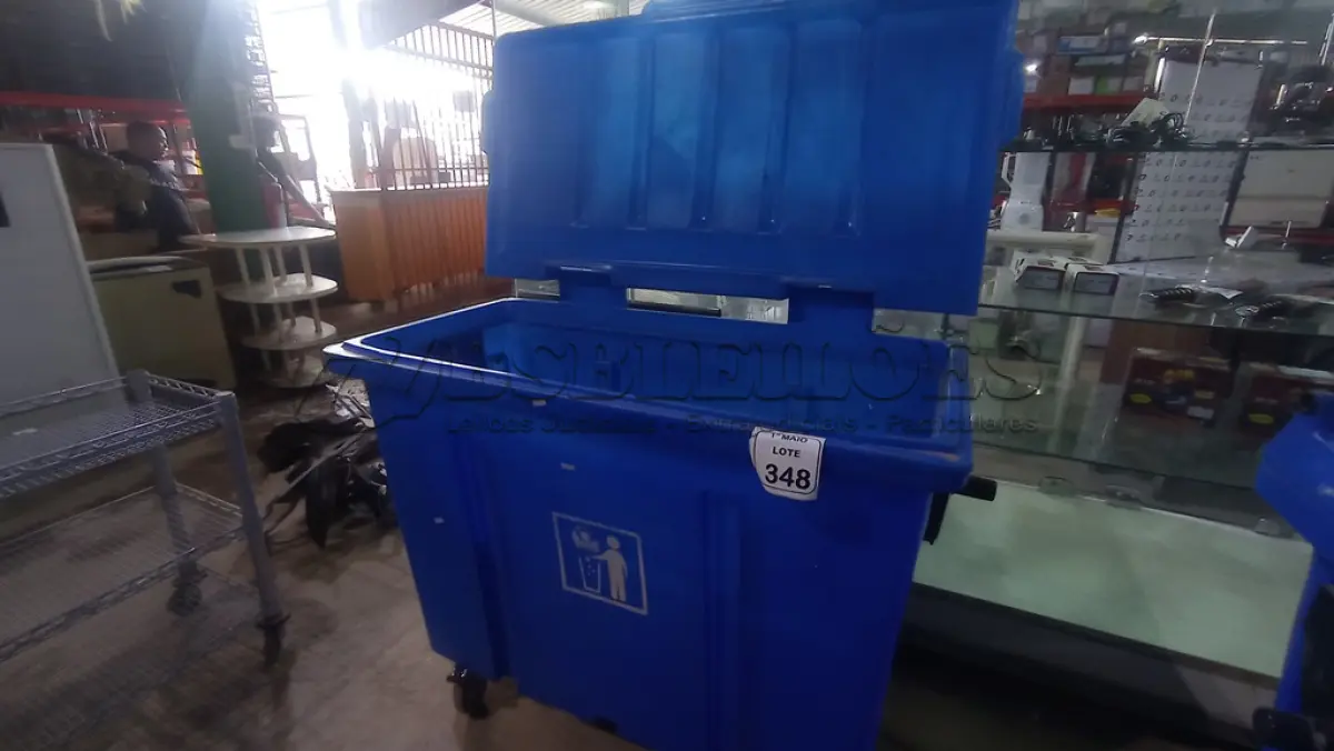 LOTE 348 - 01 LIXEIRA TIPO CONTÊINER NA COR AZUL. (NO ESTADO) ATENÇÃO! FAZER A VISITAÇÃO ANTES DE ARREMATAR, NÃO SABEMOS SE FUNCIONA, LEILÃO NÃO TEM GARANTIA E NEM DEVOLUÇÃO, SUJEITO A POSSÍVEIS AVARIAS VISÍVEIS/OCULTAS E/OU AUSÊNCIA DE COMPONENTES.