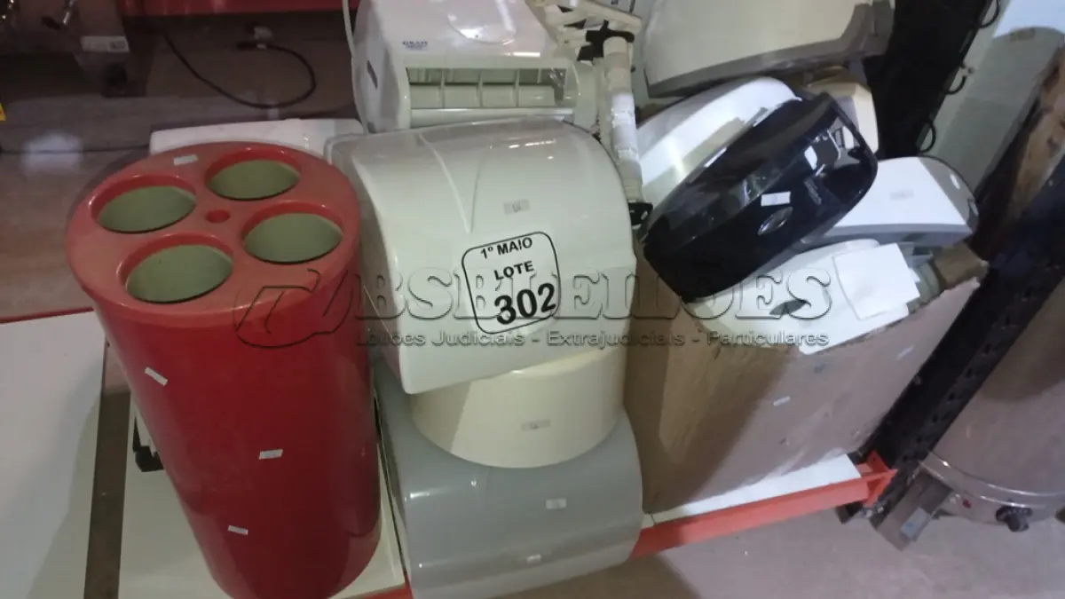 LOTE 302 - 01 LOTE COM GRANDE QUANTIDADE DE DISPENSES DE PAPEL. (NO ESTADO) ATENÇÃO! FAZER A VISITAÇÃO ANTES DE ARREMATAR, NÃO SABEMOS SE FUNCIONA, LEILÃO NÃO TEM GARANTIA E NEM DEVOLUÇÃO, SUJEITO A POSSÍVEIS AVARIAS VISÍVEIS/OCULTAS E/OU AUSÊNCIA DE COMPONENTES.