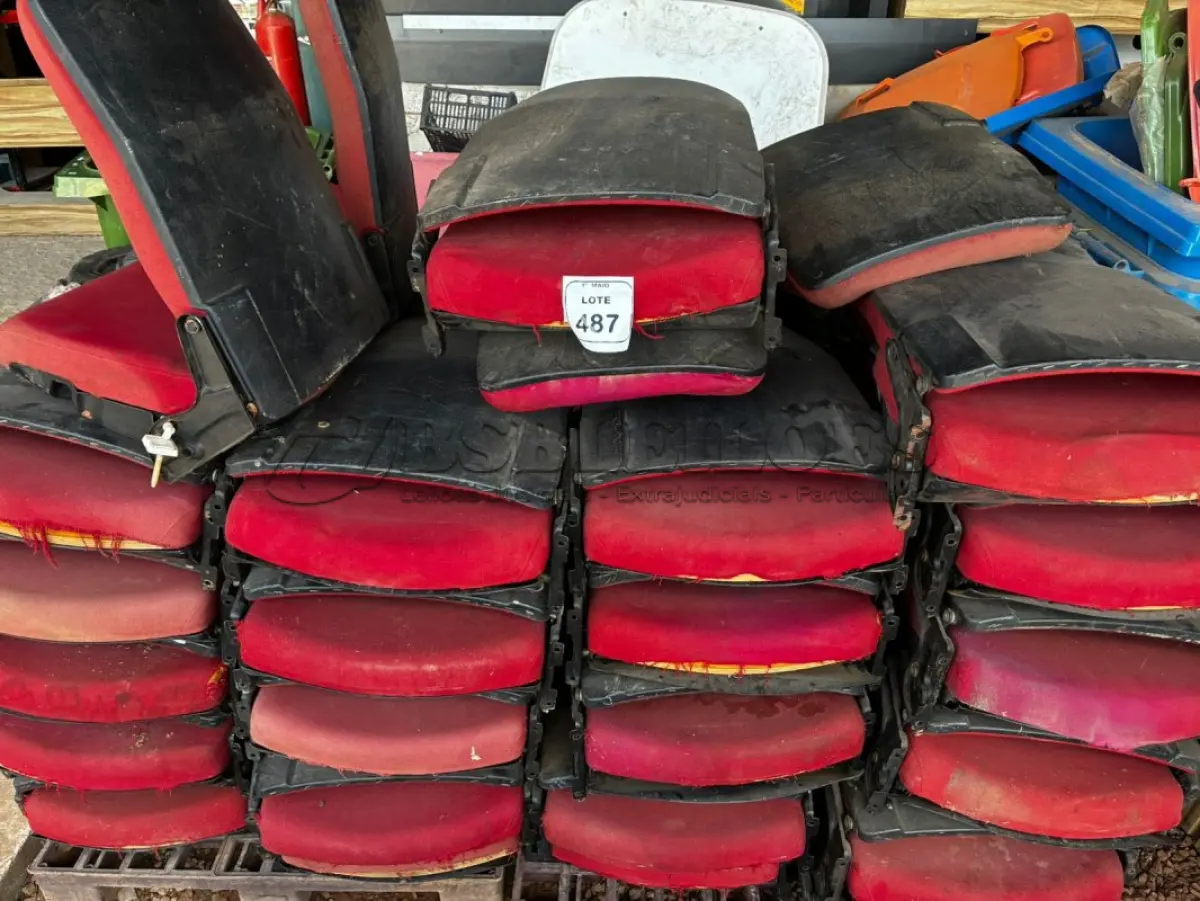 LOTE 487 - 01 LOTE COM GRANDE QUANTIDADE DE POLTRONAS DE ARQUIBANCADA NA COR VERMELHAS. (NO ESTADO) ATENÇÃO! FAZER A VISITAÇÃO ANTES DE ARREMATAR, NÃO SABEMOS SE FUNCIONA, LEILÃO NÃO TEM GARANTIA E NEM DEVOLUÇÃO, SUJEITO A POSSÍVEIS AVARIAS VISÍVEIS/OCULTAS E/OU AUSÊNCIA DE COMPONENTES.